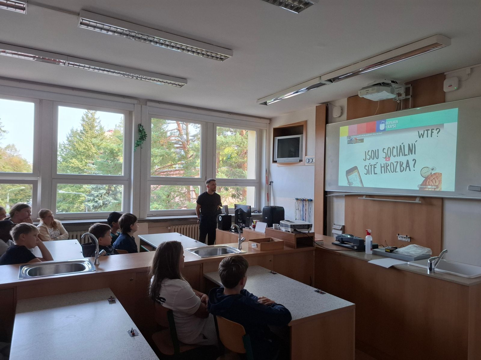 Mobil jako dobrý sluha, ale zlý pán. Naši sedmáci prozkoumali digitální závislosti.
