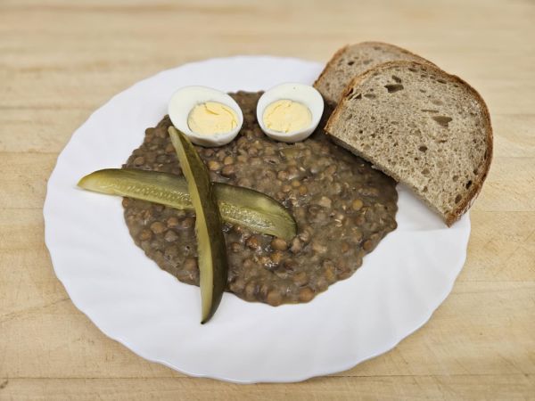Čočka nakyselo,vejce,okurek, kváskový chléb