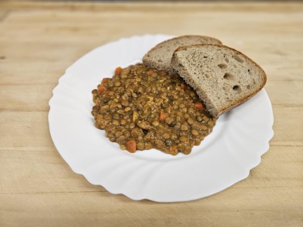 Čočka nakyselo,vejce,okurek, kváskový chléb