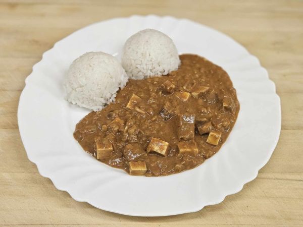 Indický dhál z červené čočky, uzené tofu, rýže Basmati