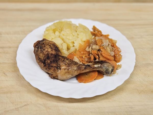 Kuře pečené na kořenové zelenině, brambory
