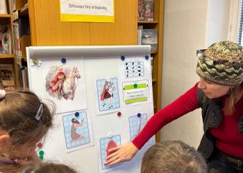 Družina opět v knihovně 