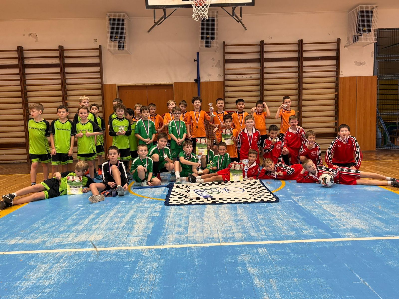Stříbrná radost na Vánočním turnaji: Naši fotbalisté zářili!